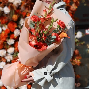 Букет "На закате дня" из гладиолусов, калл, гиперикума и диантусов в Пересвете