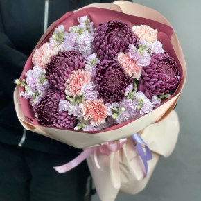 Букет "Софи" из хризантем Бигоуди, диантусов и ароматных маттиол в Пересвете