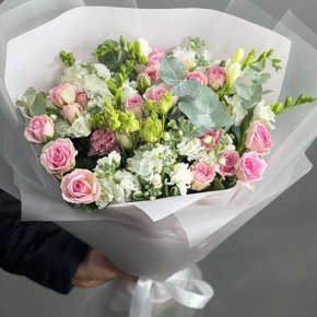 Букет "Особый случай " из ароматных маттиол, фрезий и кустовых роз в Пересвете