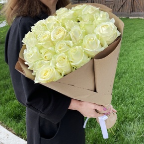 Букет из 25 белых роз в крафте (70 см) в Пересвете