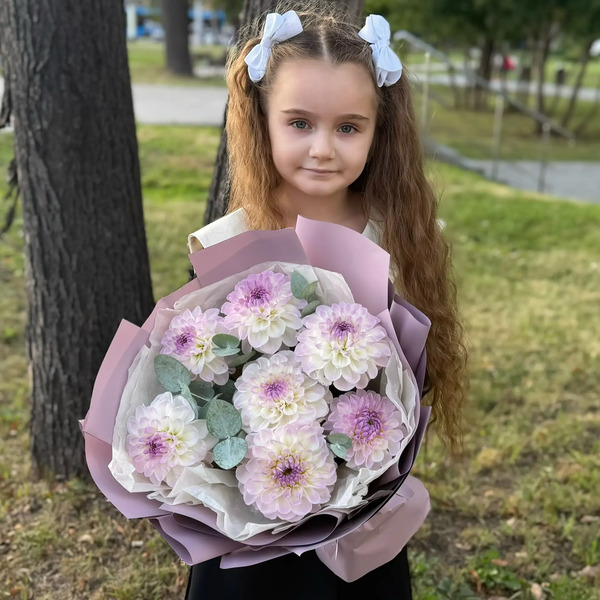 Букет из 7 сезонных георгин с эвкалиптом в Пересвете