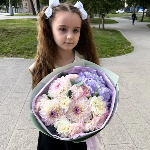 Букет на 1 сентября из сиреневой гортензии и георгин в Пересвете