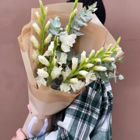 Букет из 5 белых гладиолусов и эвкалипта в Пересвете
