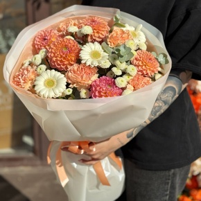 Букет "Персиковый латте" из георгин, диантусов, гербер и хризантем сантини в Пересвете