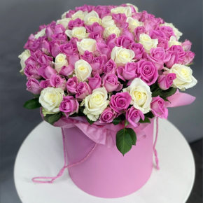 Композиция в шляпной коробке из 151 розы кения микс в Пересвете