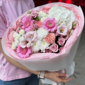 Букет "Розовые облака" из хризантемы, кустовых роз, диантусов, гортензии и эустом в Пересвете