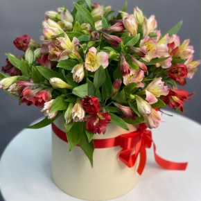 Композиция в шляпной коробке из 21 альстромерии в Пересвете