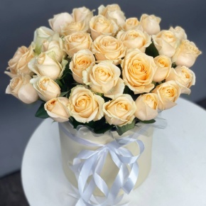 Композиция в шляпной коробке из 35 кремовых кенийских роз в Пересвете