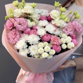 Букет "Задыхаюсь от нежности" из хризантемы, кустовых пионовидных роз, диантусов и эустом в Пересвете