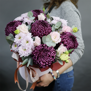 Композиция в шляпной коробке "Наденька" из хризантем Бигоуди, эустом и эвкалипта в Пересвете