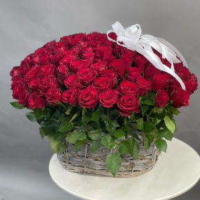 Композиция в корзине из 101 красной розы в Пересвете