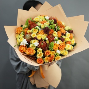 Букет "Осенние грёзы" из лейко, роз, фрезий, скиммии, молюцеллы и лейко в Пересвете