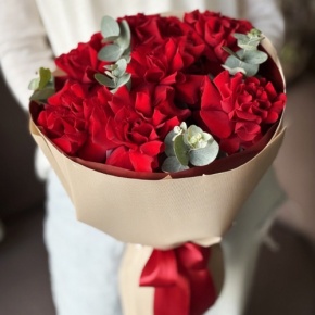 Букет "Красная пантера" из 7 роз Эквадор и эвкалипта в Пересвете