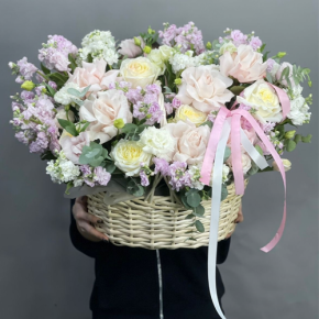 Композиция в корзине из роз Эквадор и ароматных маттиол в Пересвете