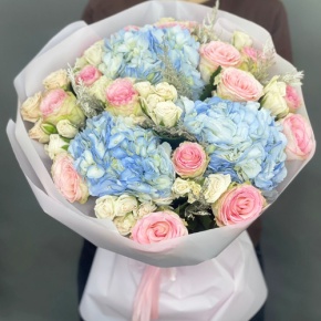 Букет "Легкий ветерок" из роз, конифера и гортензий в Пересвете