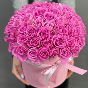 Композиция в шляпной коробке из 71 кенийской розы в Пересвете