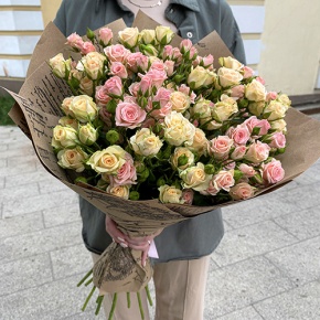 Букет из 19 кустовых роз в крафте (60 см) в Пересвете