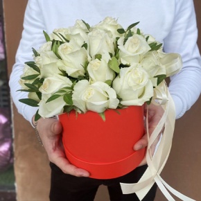 Композиция в шляпной коробке из 25 белых роз в Пересвете