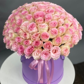 Композиция в шляпной коробке из 151 розы кения в Пересвете