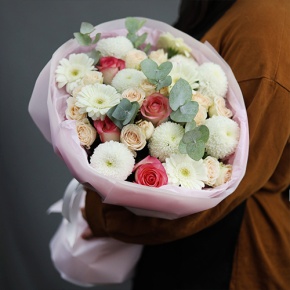 Букет "Пандора" из роз, эвкалипта, гербер и хризантем Момоко в Пересвете