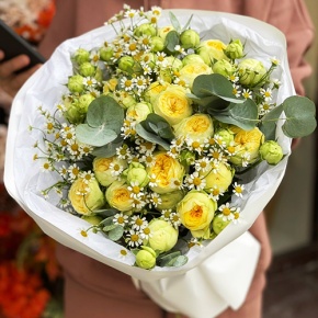 Букет "Иветта" из лимонных пионовидных кустовых роз и ромашек в Пересвете