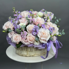 Композиция в корзине из французских роз и ароматных маттиол в Пересвете