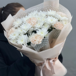 Букет из хризантем и диантусов пудра в Пересвете