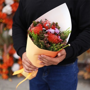 Букет "Капс" из лейко и экзотики в Пересвете