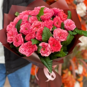 Букет из 25 махровых пионовидных роз Риджентс парк  (60 см) в Пересвете