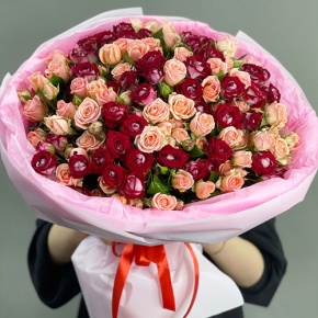 Букет "Рубиновый гранит" из 35 кустовых роз микс (50 см) в Пересвете