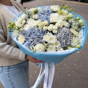 Букет "Голубые облака" из хризантемы, диантусов, Голландской гортензии, дельфиниума и эустомы в Пересвете