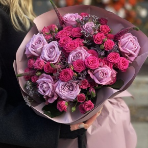 Букет "Малиновый вечер" из кустовых малиновых роз, вероники, лимониума и роз Меритим в Пересвете