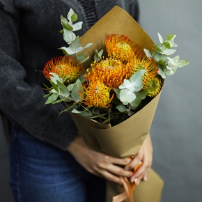 Букет "Гости из будущего" из 5 лейко и эвкалипта в Пересвете