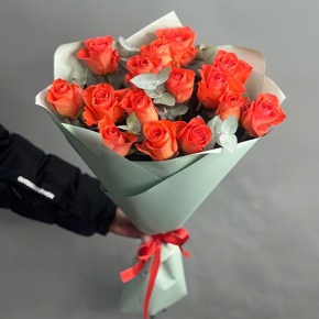 Букет из 15 морковных роз с эвкалиптом (50 см) в Пересвете