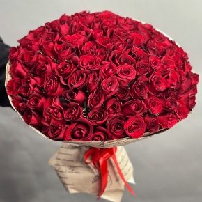Букет 101 красная роза Кения в крафте (50 см) в Пересвете