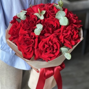 Букет "Красная пантера" из 13 роз Эквадор и эвкалипта в Пересвете