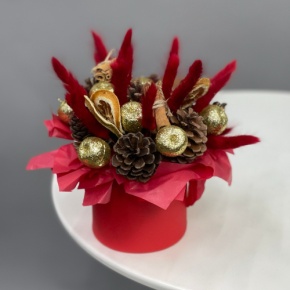 Композиция в шляпной коробке "Глинтвейн золото" из шишек, корицы и лагуруса в Пересвете