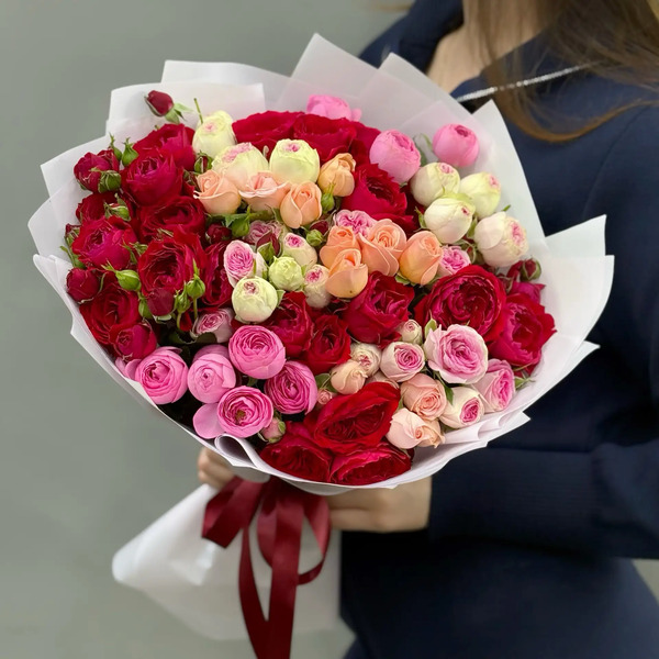 Букет из 15 разноцветных веток кустовых роз в Пересвете
