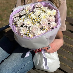 Букет "Нежный взгляд" из кустовых хризантем и ромашек в Пересвете