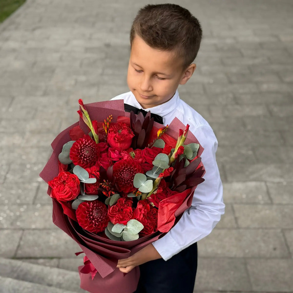 Букет с георгинами, розами и леукадендроном в Пересвете