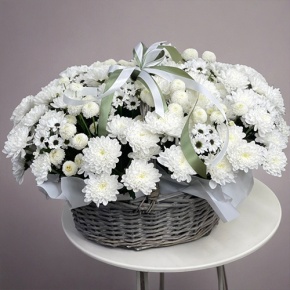 Композиция в корзине "Снежная лавина" из хризантем в Пересвете