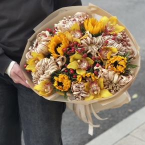Букет "Биркин" из подсолнухов, орхидей, гиперикума, хризантем Виена в Пересвете
