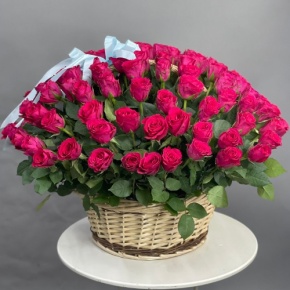 Композиция в корзине из 151 малиновой розы в Пересвете