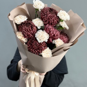 Букет из хризантем Бигоуди и диантусов в Пересвете