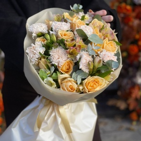 Букет "Пломбирный" из роз Аваланж, диантусов, альстромерий и эвкалипта в Пересвете