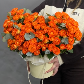 Композиция в шляпной коробке "Закат" из кустовых роз и эвкалипта в Пересвете