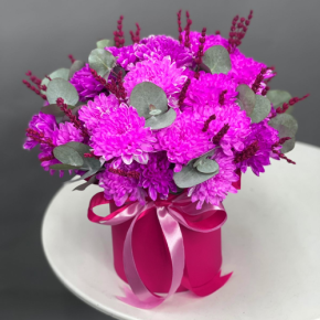 Композиция в шляпной коробке "Магия розового" из хризантем и лаванды в Пересвете