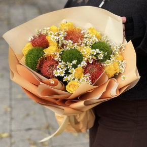 Букет "Зельда" из диантусов Lux, лимонных роз, лейко и ромашек в Пересвете
