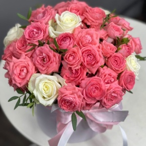 Композиция в шляпной коробке из белых и кустовых коралловых роз в Пересвете