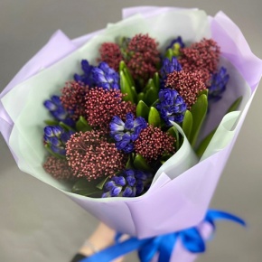 Букет "Твой яркий день" из гиацинтов и скиммии в Пересвете